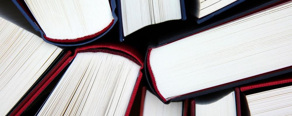 Närbild på böcker utan titel