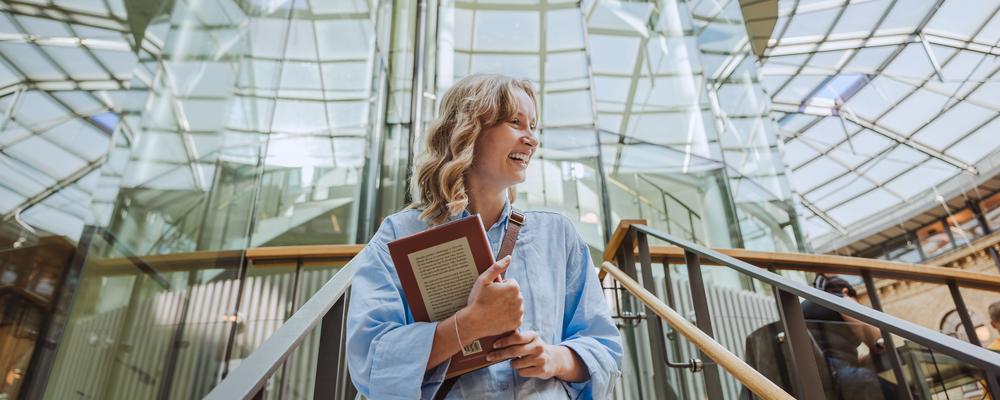 Student i pedagogiska biblioteket 