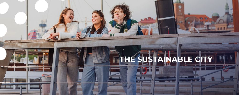 Studenter som står tillsammans vid Stenpiren i Göteborg