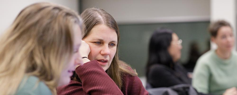 Studenter på masterprogrammet i didaktik framför dator i klassrum