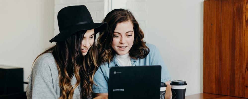 Studenter som arbetar tillsammans.