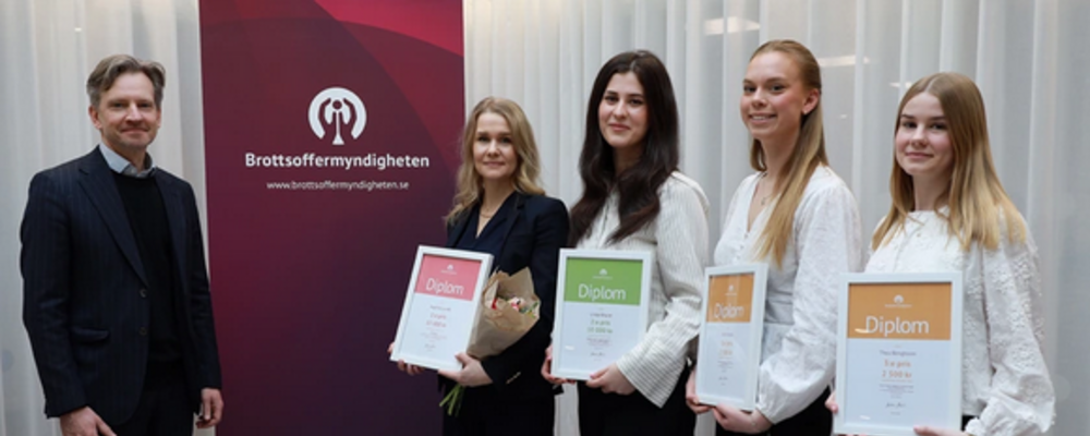 Foto av Anna och de andra pristagarna med sina diplom