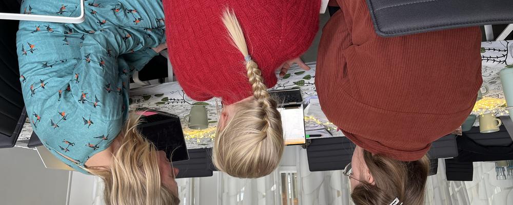 Studenter och lärare i samtal.
