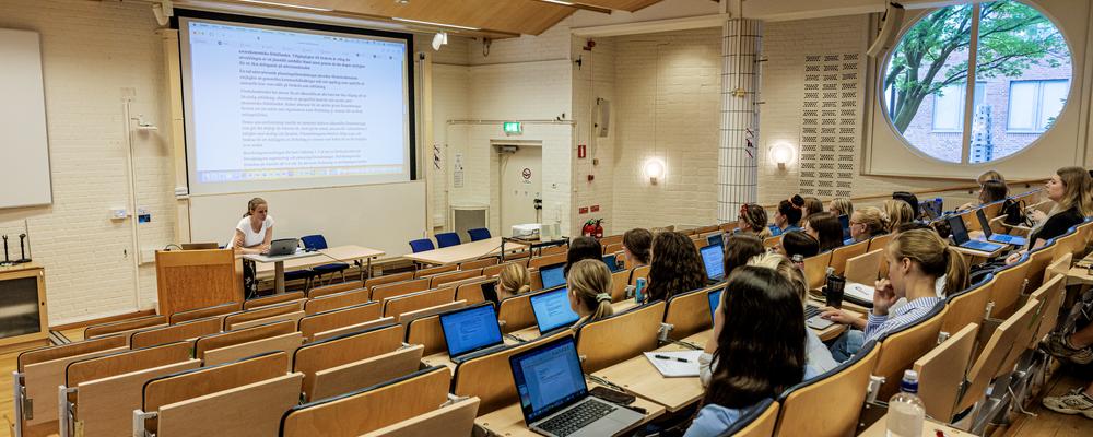 Studenter som lyssnar till en föreläsning i hörsalen Dragonen