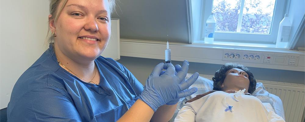 Amanuens på KTC som demonstrerar injektion.