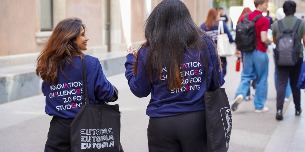 Studenter som går utomhus