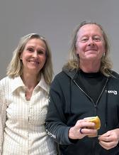 Cecilia Engström-Mattisson och Ralph Peeker ler in i kameran.