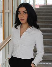 Foto av Jeanette som tittar in i kameran