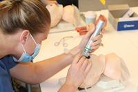 En student intuberar ett barn