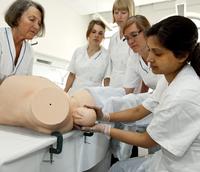 Studenter tränar på att förlösa en bebis på KTC