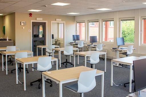 Desks and chairs in the adjusted exam hall at Reutersgatan 2C.
