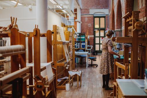Student som arbetar i fiberverkstaden, Kristinelundsgatan