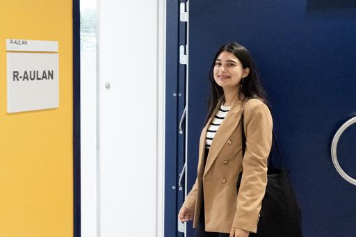 Parasto Shahrouki på väg in i R-aulan på termin 7:s första morgon. 