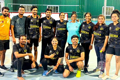 ett grupp människor i badmintonhall