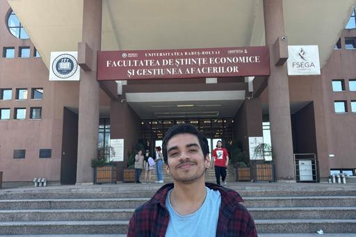 Inresande utbytesstudent Juan Pablo Barrios Guillen framför en av universitetsbyggnaderna i Cluj