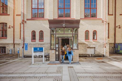 Students in front of House C at Campus Pedagogen