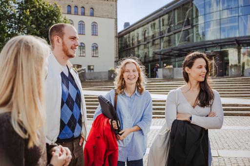 Students in front of House A at Campus Pedagogen