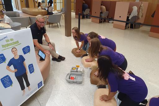 Besökare testar att göra hjärtlungräddning på dockor under ledning av vår HLR-instruktör.