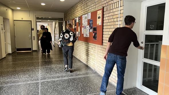 Bild på dörren i Medicinarelängan som leder till Stilla rum.