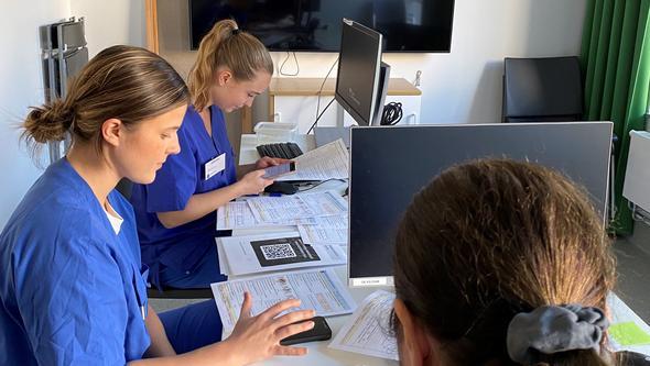 Flera dietiststudenter sitter framför datorer och matar in svar från intervjuer