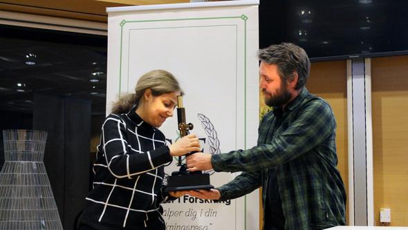 Michael Smitt 2023 års pristagare överlämnar priset till Maryam Ardalan 2024 års pristagare.