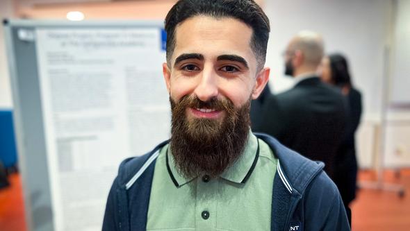 Läkarstudenten Muhammad framför posterutställningen.