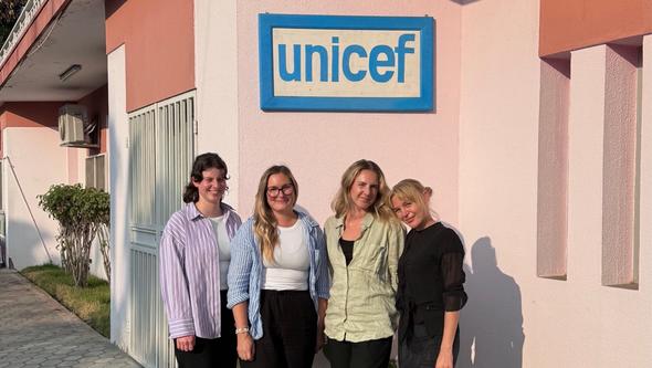 fyra kvinnor framför UNICEF byggnad i Angola.