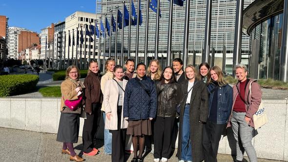 Studenter framför byggnad i Bryssel